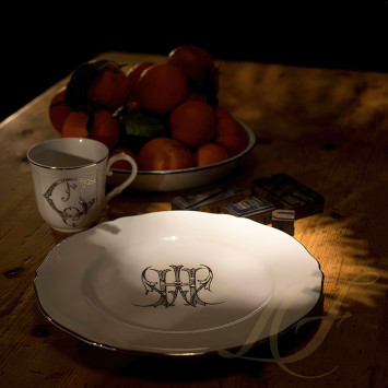 Тарелка подстановочная 31см коллекции Corona Monogram Oro Brillante бренда Richard Ginori