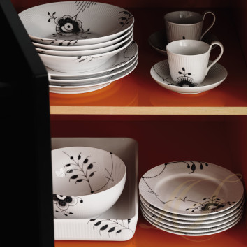 Тарелка глубокая 24см коллекции Black Fluted Mega бренда Royal Copenhagen