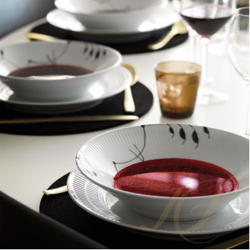 Тарелка глубокая 24см коллекции Black Fluted Mega бренда Royal Copenhagen