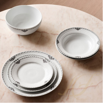 Тарелка закусочная 22см коллекции Black Lace бренда Royal Copenhagen