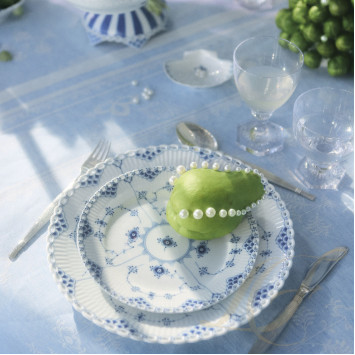 Тарелка закусочная 19см коллекции Blue Fluted Full Lace бренда Royal Copenhagen