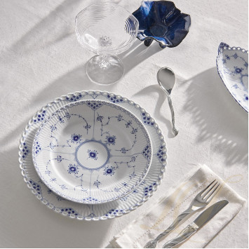 Тарелка главная 25см коллекции Blue Fluted Full Lace бренда Royal Copenhagen