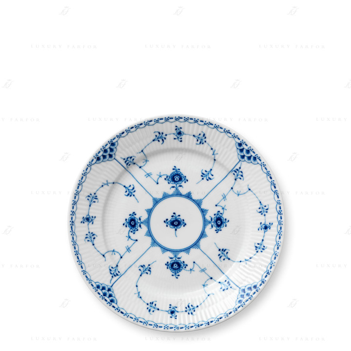 Тарелка закусочная 22см коллекции Blue Fluted Half Lace бренда Royal Copenhagen