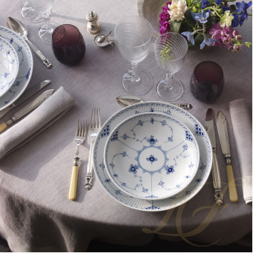 Чаша 25см коллекции Blue Fluted Half Lace бренда Royal Copenhagen