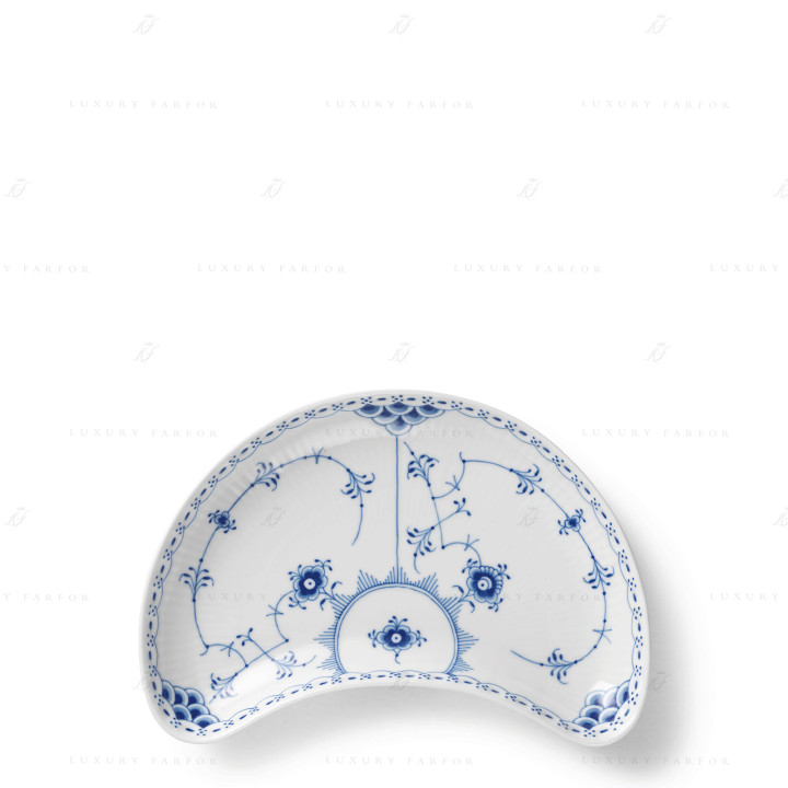 Тарелка закусочная полумесяц 22см коллекции Blue Fluted Half Lace бренда Royal Copenhagen