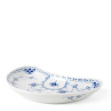 Тарелка закусочная полумесяц 22см коллекции Blue Fluted Half Lace бренда Royal Copenhagen