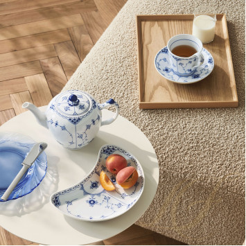Тарелка закусочная полумесяц 22см коллекции Blue Fluted Half Lace бренда Royal Copenhagen