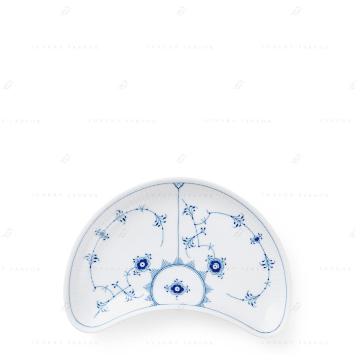 Тарелка закусочная полумесяц 22см коллекции Blue Fluted Plain бренда Royal Copenhagen