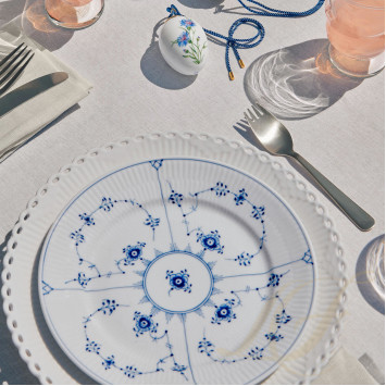 Тарелка закусочная 19см коллекции White Fluted Full Lace бренда Royal Copenhagen