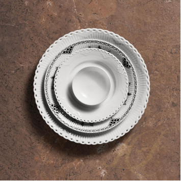 Тарелка десертная 17см коллекции White Fluted Half Lace бренда Royal Copenhagen